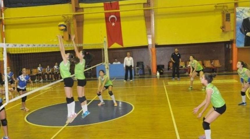 Nil&uuml;ferli K&uuml;&ccedil;&uuml;k Voleybolculardan İkinci Galibiyet