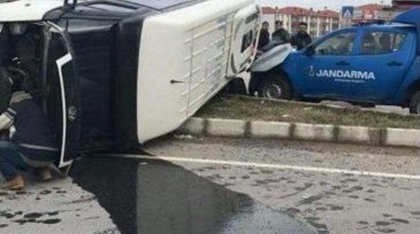 Servis Aracı Jandarma Aracının Üzerine Devrildi: 1 Yaralı