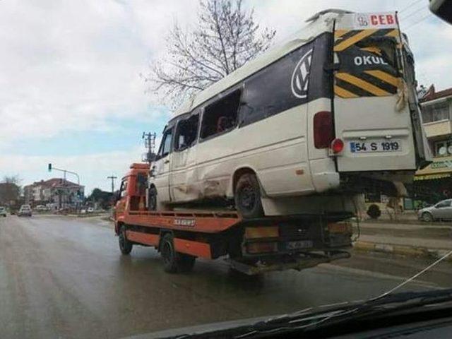 Servis Aracı Jandarma Aracının Üzerine Devrildi: 1 Yaralı 1