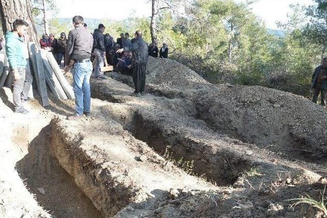 Anne, Baba Ve 3 Çocuğu Yan Yana Defnedildi