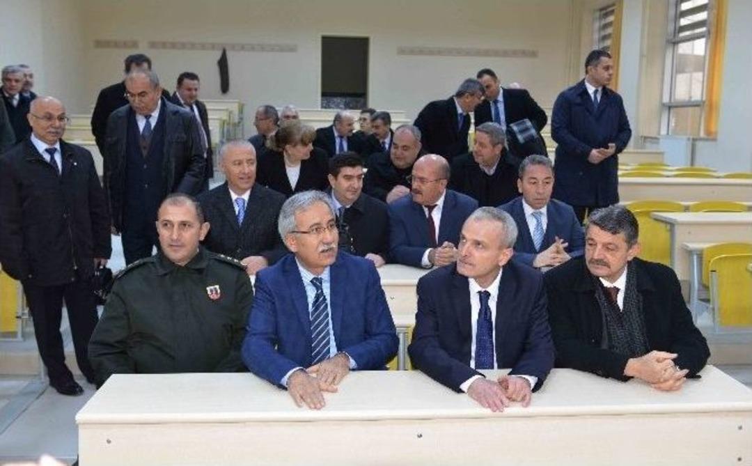 Vali Dirim Kutlubey Kamp&uuml;s&uuml;n&uuml; Gezdi