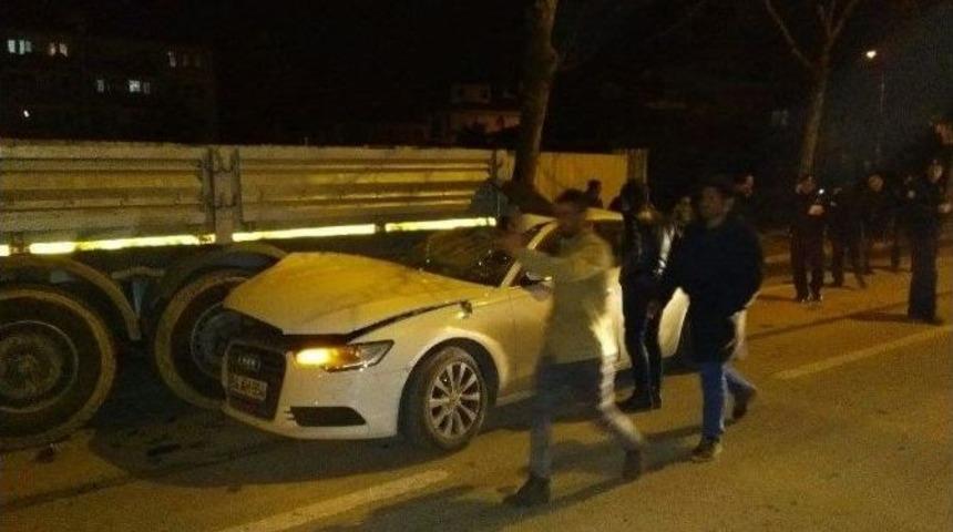 Otomobil Duran Tır&rsquo;ın Altına Girdi: 1 Yaralı