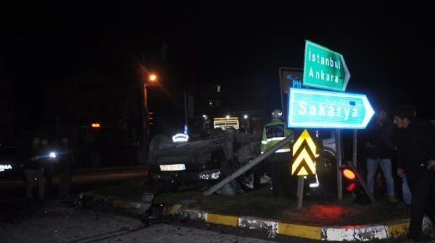 Kavşakta Ticari Ara&ccedil; Ile Otomobil &Ccedil;arpıştı: 5 Yaralı