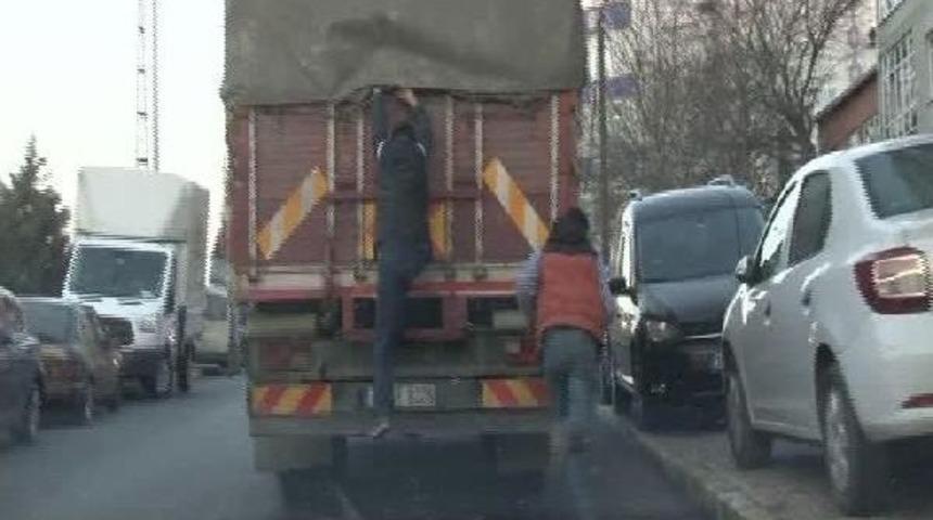 İki &Ccedil;ocuğun Kamyon Arkasında Tehlikeli Yolculuğu