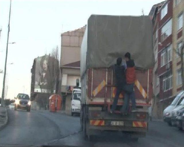 İki Çocuğun Kamyon Arkasında Tehlikeli Yolculuğu