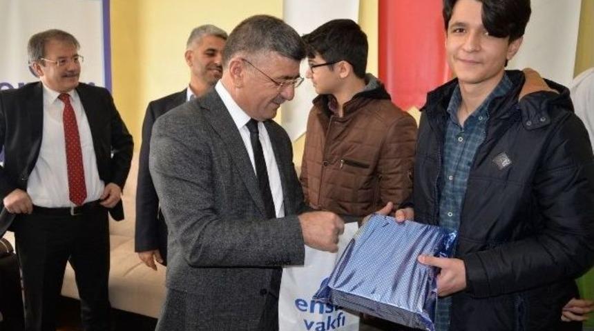 Başkan Akdoğan, Teog&rsquo;da Başarılı Olan &Ouml;ğrencileri &Ouml;d&uuml;llendirdi