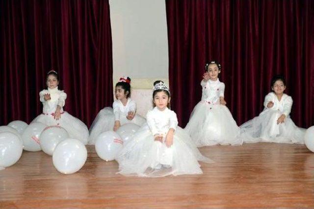 İstiklal Marşı Okuyan Suriyeli &Ccedil;ocuklardan &lsquo;Sev Kardeşim&rsquo;Li G&ouml;steri 2