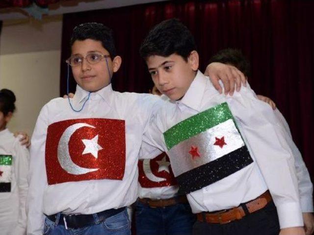 İstiklal Marşı Okuyan Suriyeli &Ccedil;ocuklardan &lsquo;Sev Kardeşim&rsquo;Li G&ouml;steri 3