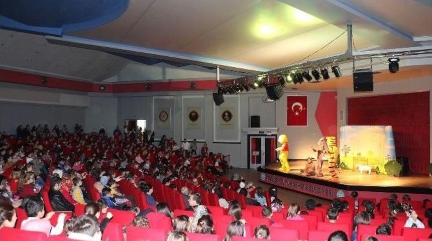 Manisalı &Ccedil;ocuklara Karne Hediyesi
