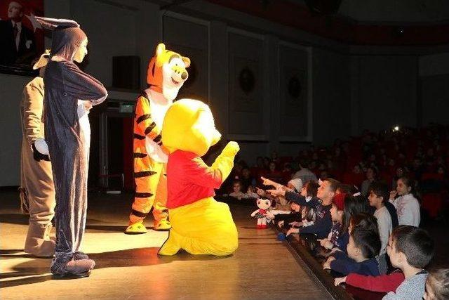 Manisalı &Ccedil;ocuklara Karne Hediyesi 1