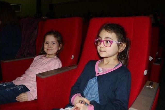 Manisalı &Ccedil;ocuklara Karne Hediyesi 3
