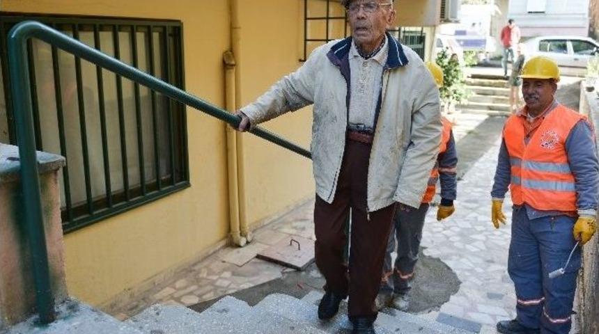 Muratpaşa Belediyesi&rsquo;nden 97 Yaşındaki Bekir Dede&rsquo;ye Tırabzan