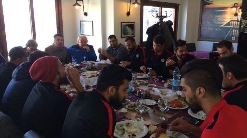 Kuşadası Gen&ccedil;likspor Kahvaltıda Buluştu