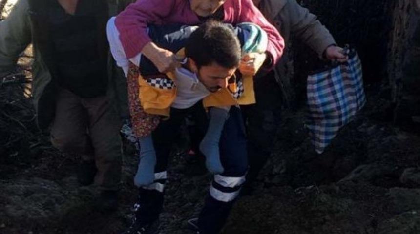 Sağlık Memuru Yaşlı Kadını Sırtına Alıp Ambulansa Ulaştırdı