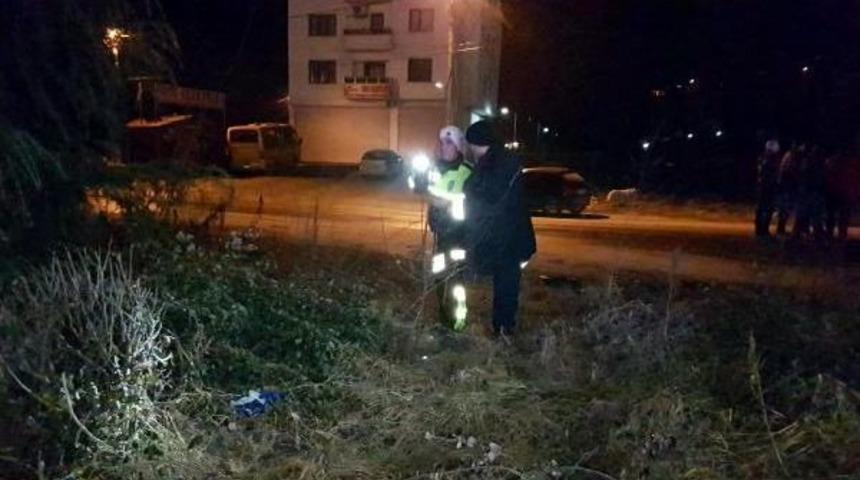 Aydınlatma Direğine &Ccedil;arpan Otomobilin S&uuml;r&uuml;c&uuml;s&uuml; Ortadan Kayboldu