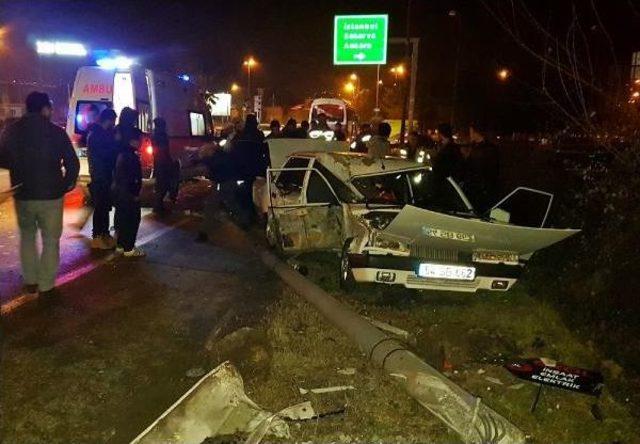 Aydınlatma Direğine Çarpan Otomobilin Sürücüsü Ortadan Kayboldu