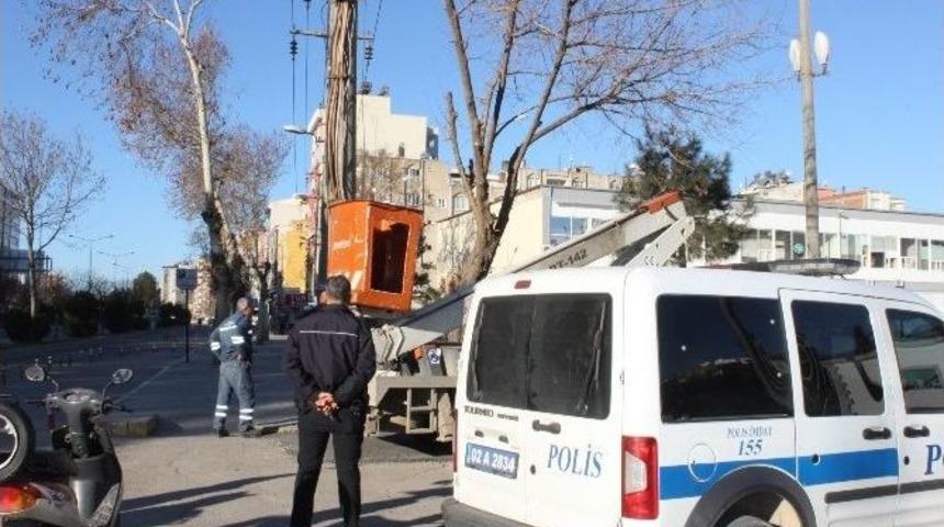 Valilik &Ouml;n&uuml;nde Bomba Gibi Patlayan Elektrik Telleri Paniğe Neden Oldu