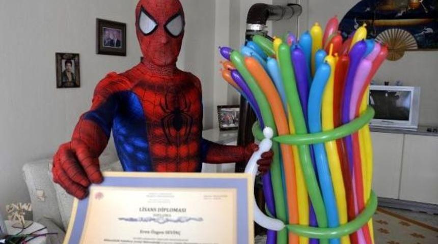Jeoloji M&uuml;hendisi, &Ouml;r&uuml;mcek Adam Kost&uuml;m&uuml; Ile Balon Satıyor