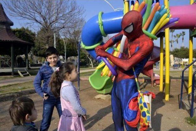 Jeoloji Mühendisi, Örümcek Adam Kostümü Ile Balon Satıyor