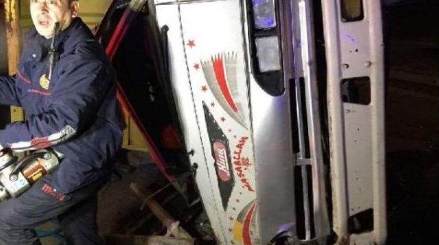 Elektrik Direğine &Ccedil;arpan Kamyonetin S&uuml;r&uuml;c&uuml;s&uuml; &Ouml;ld&uuml;