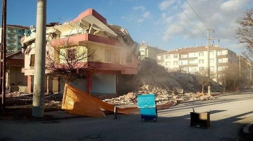 Yerk&ouml;y&rsquo;de Depremden Hasar G&ouml;ren Binanın Yıkımı Ger&ccedil;ekleştirildi