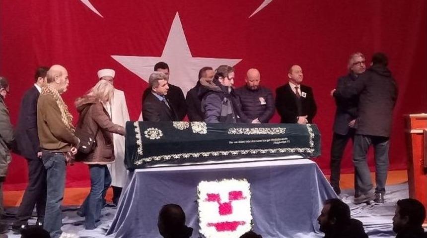 Usta Oyuncu Ayberk Atilla İ&ccedil;in Kerem Yılmazer Sahnesi&rsquo;nde T&ouml;ren D&uuml;zenlendi