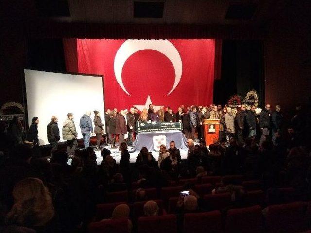 Usta Oyuncu Ayberk Atilla İ&ccedil;in Kerem Yılmazer Sahnesi&rsquo;nde T&ouml;ren D&uuml;zenlendi 1