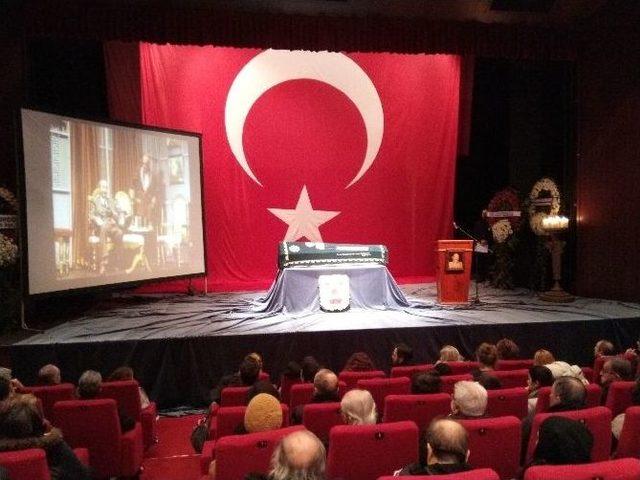 Usta Oyuncu Ayberk Atilla İ&ccedil;in Kerem Yılmazer Sahnesi&rsquo;nde T&ouml;ren D&uuml;zenlendi 2