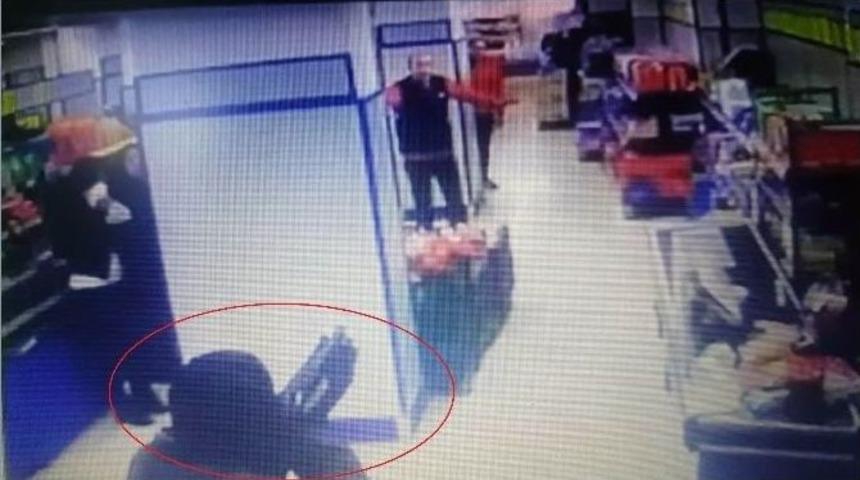 Marketten Silahlı Soygun Anı G&uuml;venlik Kamerasında