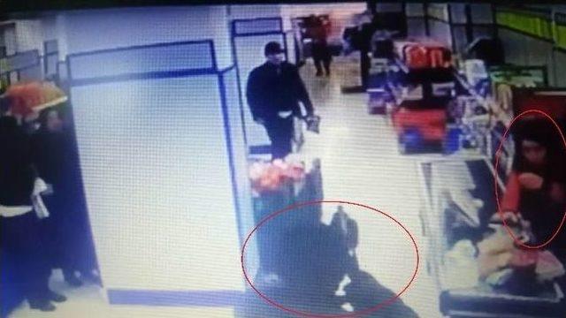 Marketten Silahlı Soygun Anı G&uuml;venlik Kamerasında 1