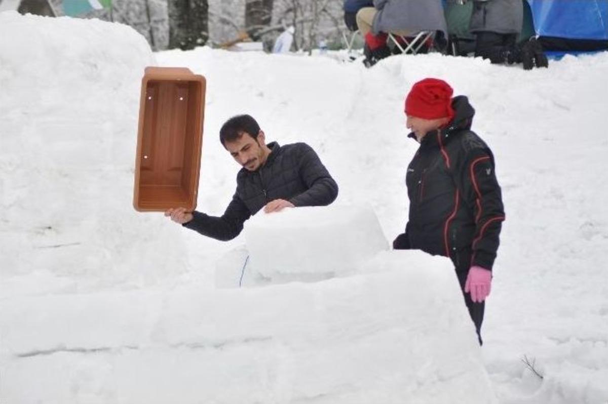İneg&ouml;ll&uuml; Sporcular Geceyi İglo Evlerde Ge&ccedil;irdi