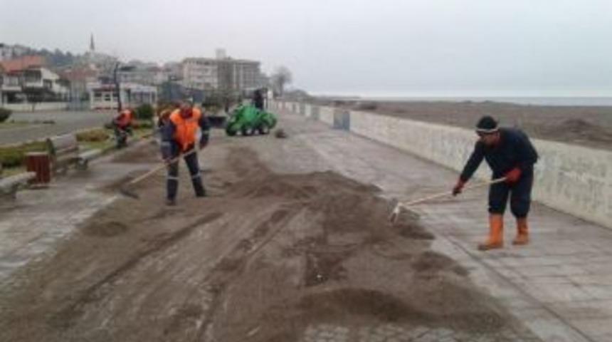 Ak&ccedil;akoca&rsquo;da Sahiller Temizleniyor