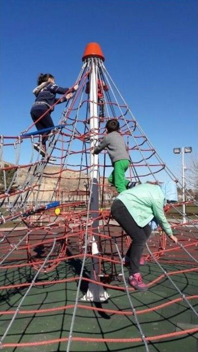 Adıyaman&rsquo;da Yazdan Kalma G&uuml;neşli Hava Yaşanıyor 1