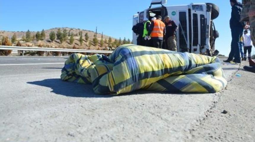 Gaziantep'te Tır Devrildi: 1 &Ouml;l&uuml;, 3 Yaralı