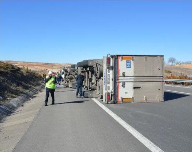 Gaziantep'te Tır Devrildi: 1 Ölü, 3 Yaralı