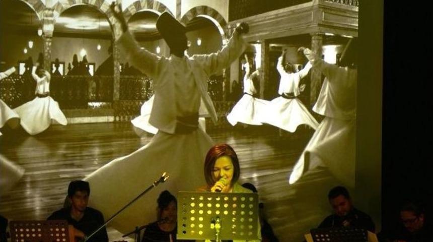 Sanat Galerisinde Şiir Ve M&uuml;zik Dinletisi