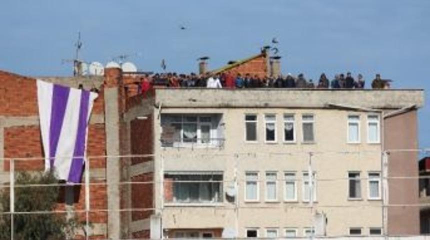 Cezalı Taraftarlar Ma&ccedil;ı &Ccedil;atıdan İzledi