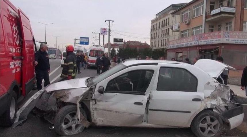 Otomobil Bariyerlere Ve Yayaya &Ccedil;arptı: 2 Yaralı