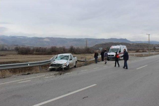 Yola &Ccedil;ıkan K&ouml;peğe &Ccedil;arpmamak Isterken Bariyere &Ccedil;arptı 2