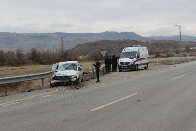 Yola &Ccedil;ıkan K&ouml;peğe &Ccedil;arpmamak Isterken Bariyere &Ccedil;arptı 3