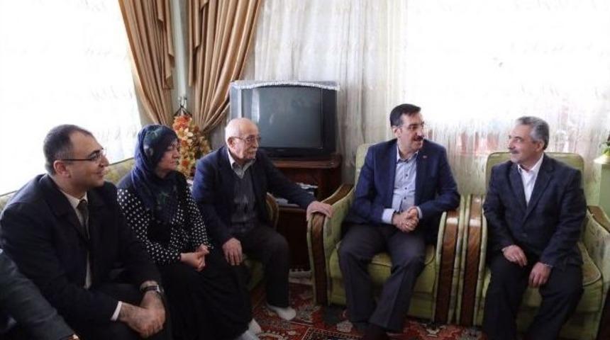 Bakan T&uuml;fenkci Şehit Ailesini Ziyaret Etti