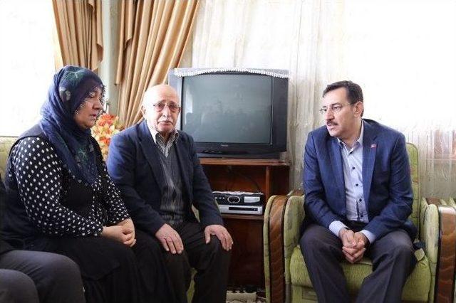 Bakan T&uuml;fenkci Şehit Ailesini Ziyaret Etti 1