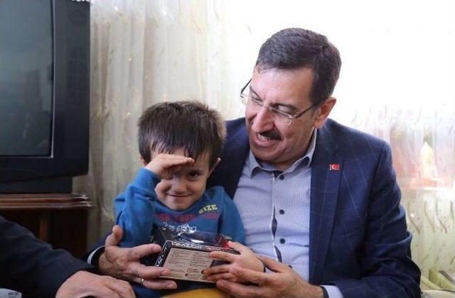 Bakan T&uuml;fenkci Şehit Ailesini Ziyaret Etti 2