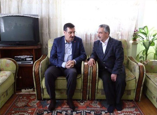 Bakan T&uuml;fenkci Şehit Ailesini Ziyaret Etti 3