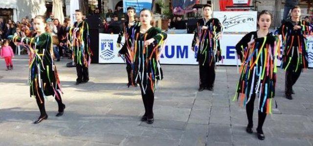 Bodrum Mandalina Şenliği'nde Renkli Final