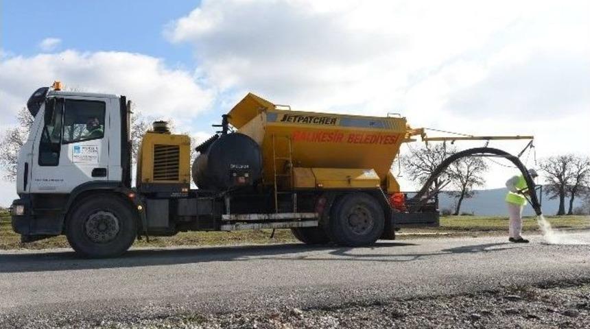 Balıkesir&rsquo;de Bozulan Yollara Bakım Onarım Yapılıyor