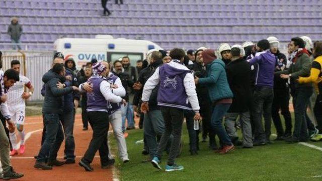 Polis Sahaya Giren Taraftarlara Müdahale Etti