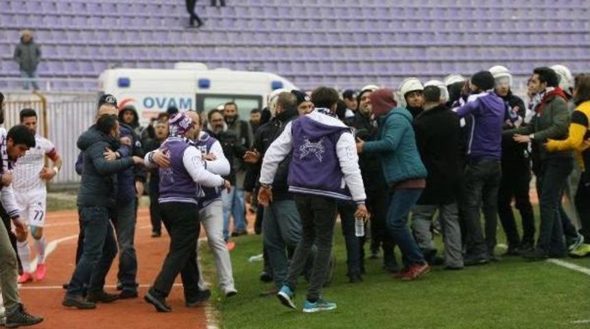 Polis Sahaya Giren Taraftarlara M&uuml;dahale Etti