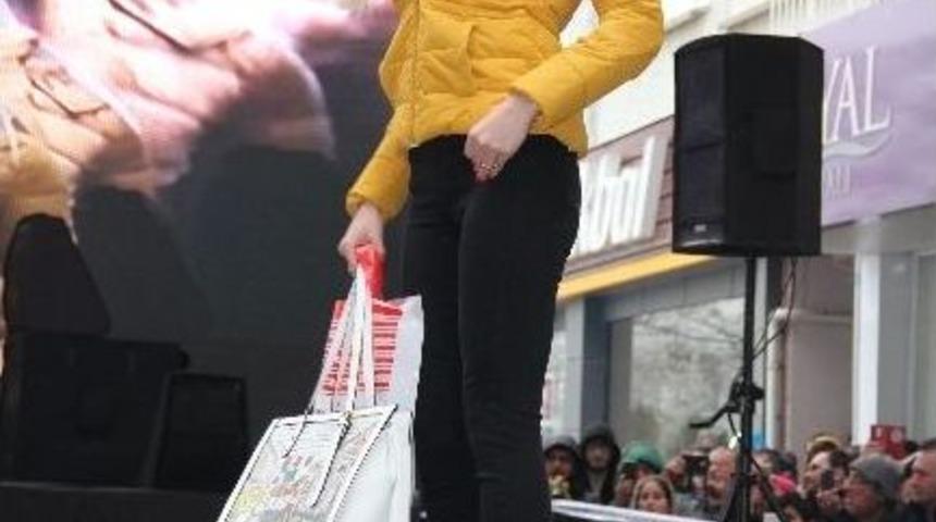 Biga&rsquo;da &Uuml;nl&uuml; Mankenler Sokak Defilesinde