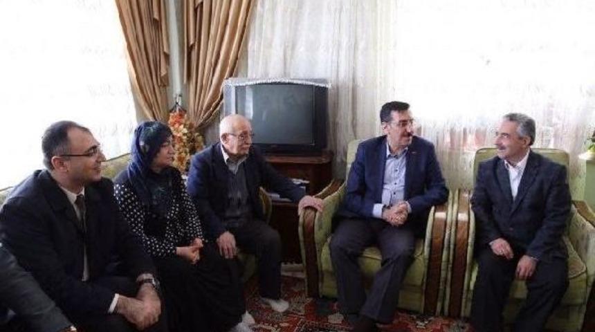 Bakan T&uuml;fenkci, Şehit Ailesini Ziyaret Etti